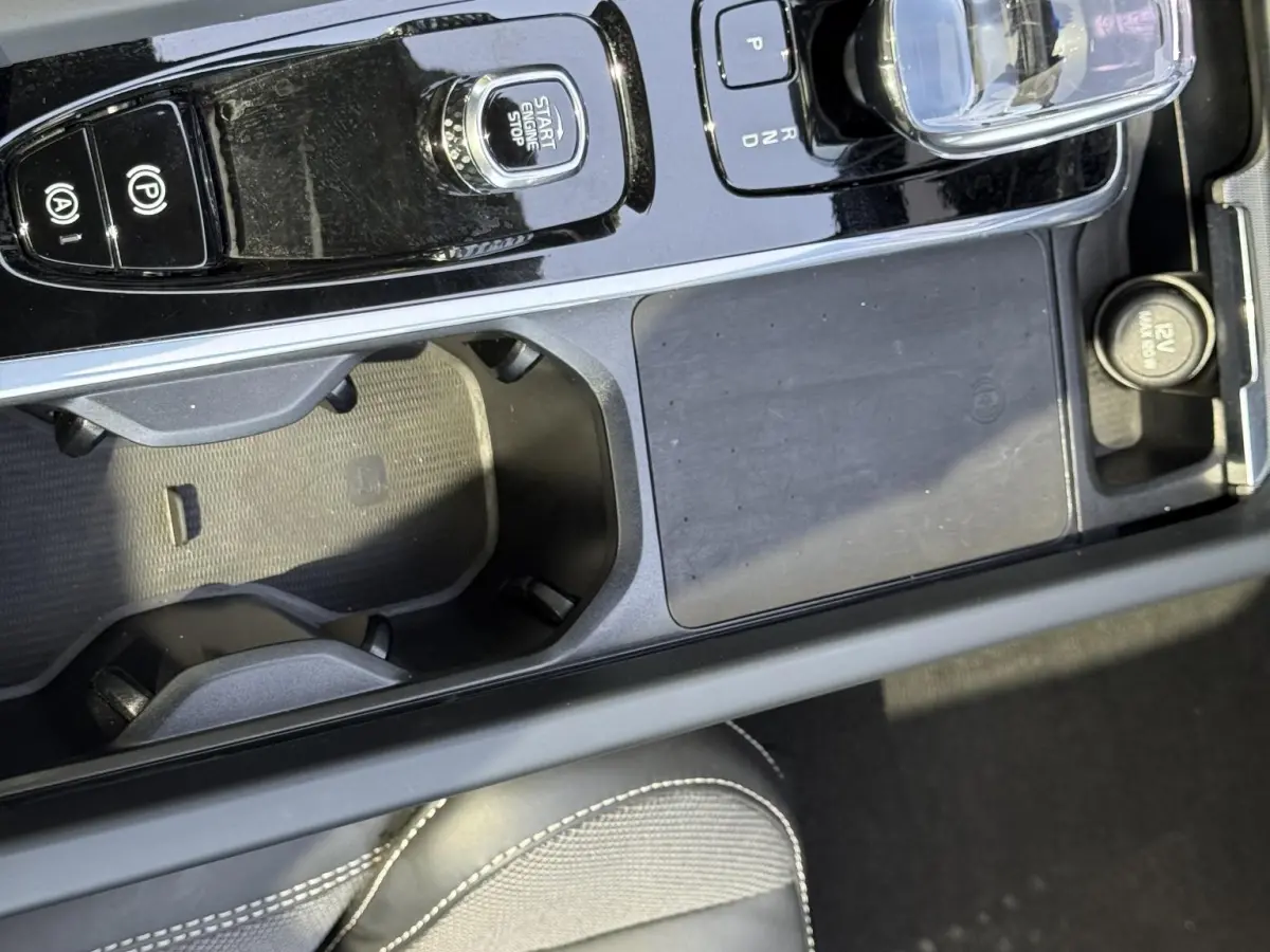 T6 Plug-in hybrid AWD Plus Dark | Blis | Keyless | Pano dak | Elektrische stoelen | AppleCarplay | Stuur en Stoel verwarming | 360 camera | Google |