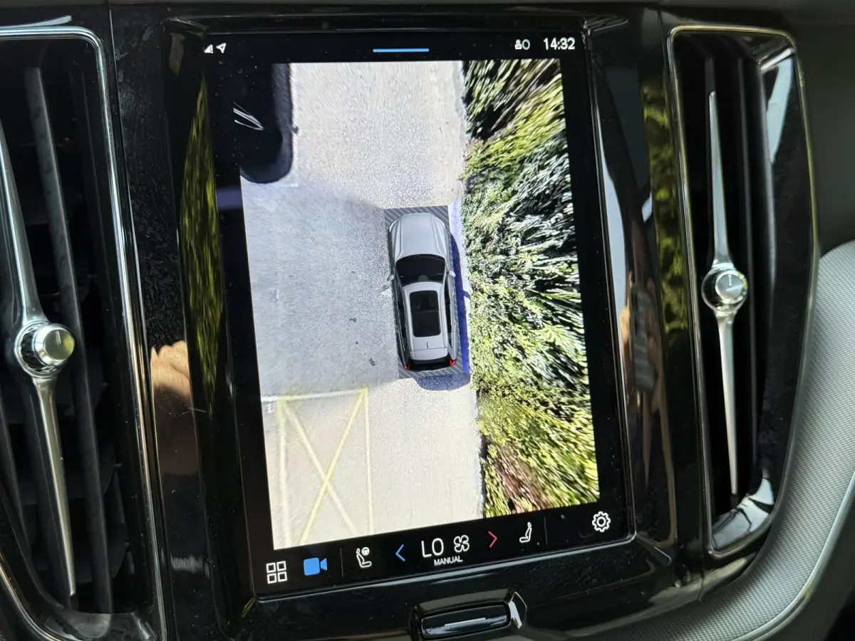 T6 Plug-in hybrid AWD Plus Dark | Blis | Keyless | Pano dak | Elektrische stoelen | AppleCarplay | Stuur en Stoel verwarming | 360 camera | Google |