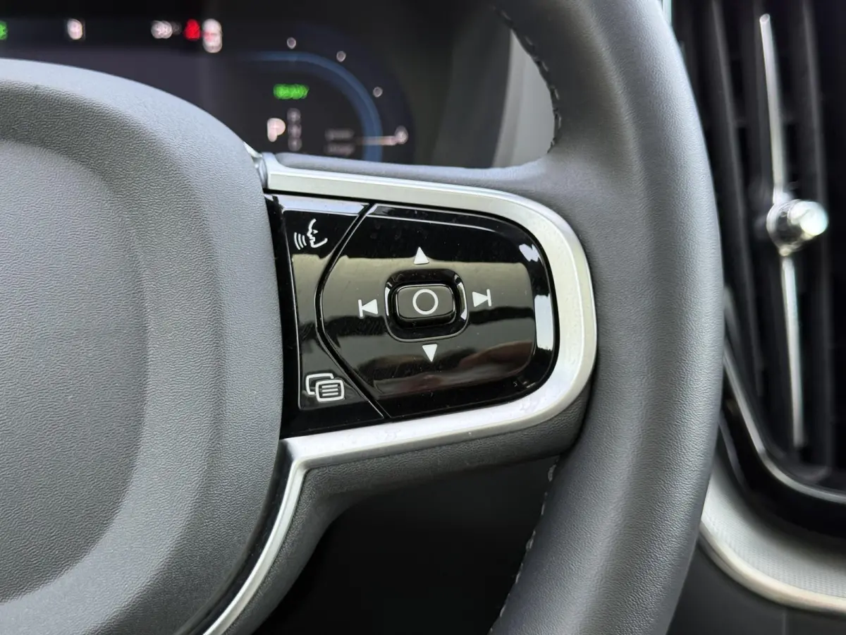 T6 Plug-in hybrid AWD Plus Dark | Blis | Keyless | Pano dak | Elektrische stoelen | AppleCarplay | Stuur en Stoel verwarming | 360 camera | Google |