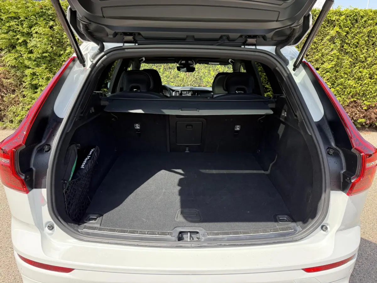 T6 Plug-in hybrid AWD Plus Dark | Blis | Keyless | Pano dak | Elektrische stoelen | AppleCarplay | Stuur en Stoel verwarming | 360 camera | Google |