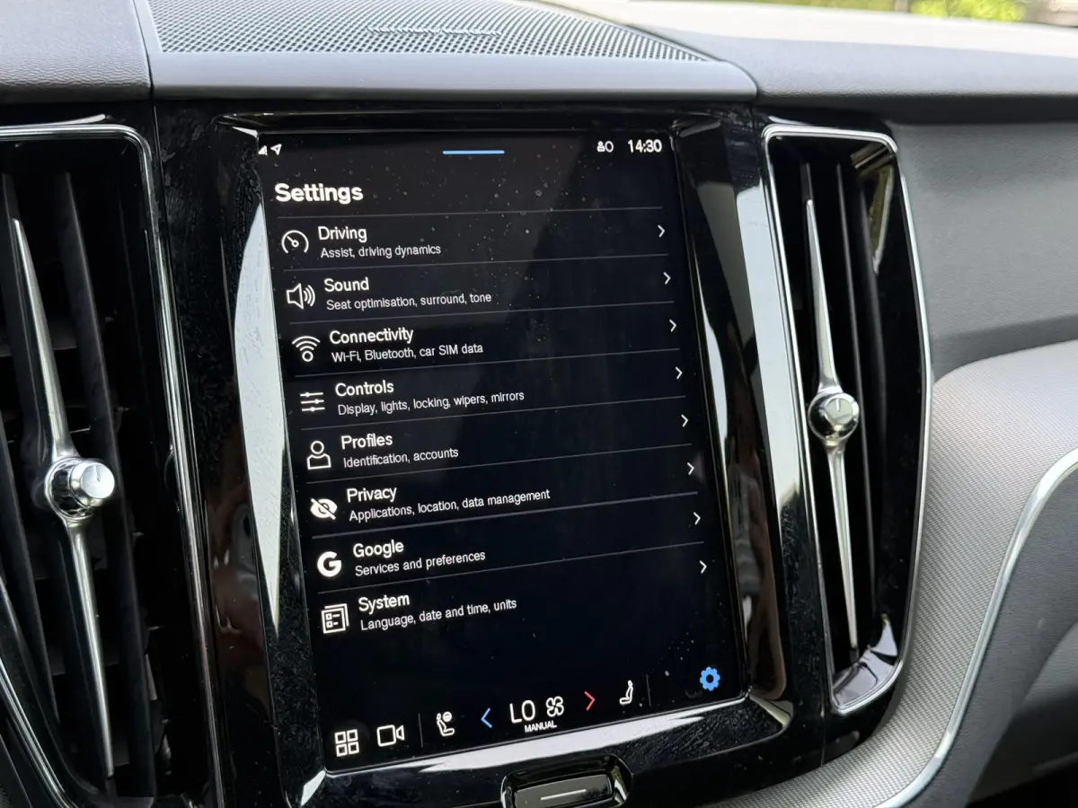 T6 Plug-in hybrid AWD Plus Dark | Blis | Keyless | Pano dak | Elektrische stoelen | AppleCarplay | Stuur en Stoel verwarming | 360 camera | Google |