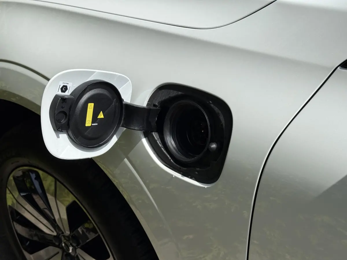 T6 Plug-in hybrid AWD Plus Dark | Blis | Keyless | Pano dak | Elektrische stoelen | AppleCarplay | Stuur en Stoel verwarming | 360 camera | Google |