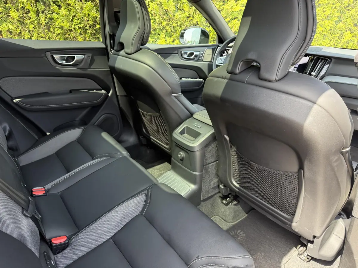 T6 Plug-in hybrid AWD Plus Dark | Blis | Keyless | Pano dak | Elektrische stoelen | AppleCarplay | Stuur en Stoel verwarming | 360 camera | Google |
