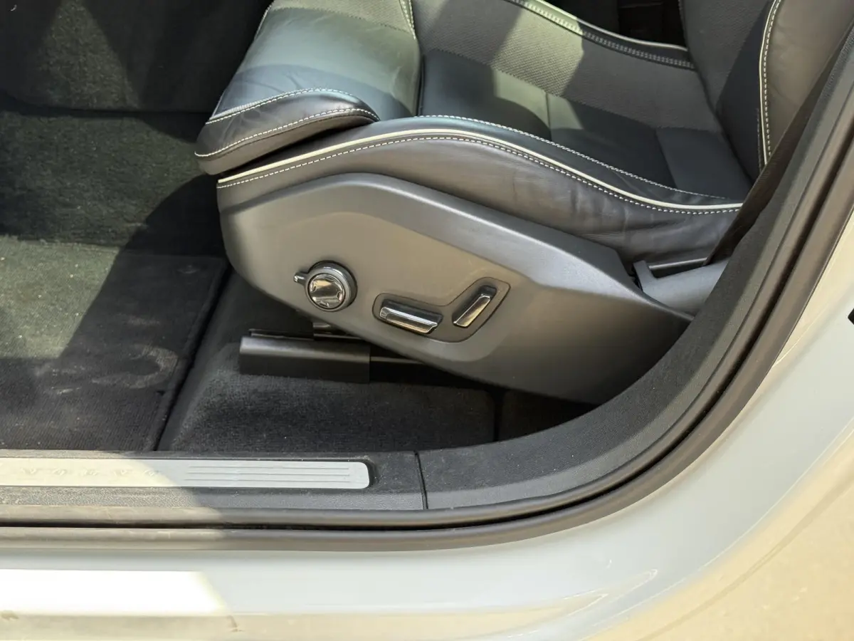 T6 Plug-in hybrid AWD Plus Dark | Blis | Keyless | Pano dak | Elektrische stoelen | AppleCarplay | Stuur en Stoel verwarming | 360 camera | Google |