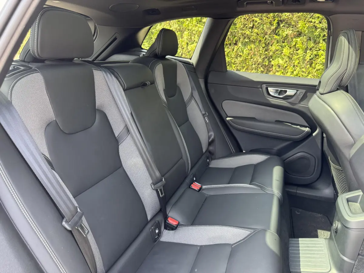 T6 Plug-in hybrid AWD Plus Dark | Blis | Keyless | Pano dak | Elektrische stoelen | AppleCarplay | Stuur en Stoel verwarming | 360 camera | Google |