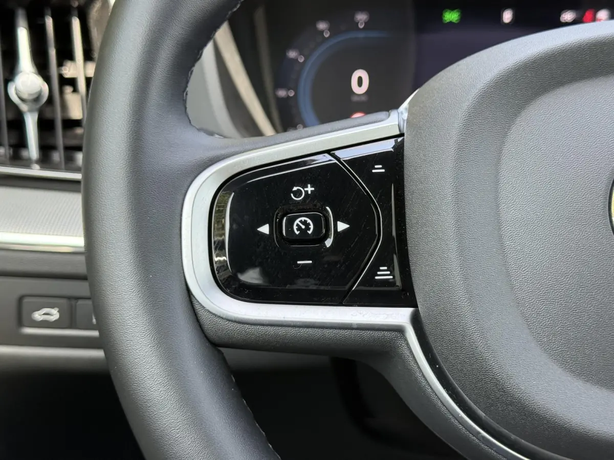 T6 Plug-in hybrid AWD Plus Dark | Blis | Keyless | Pano dak | Elektrische stoelen | AppleCarplay | Stuur en Stoel verwarming | 360 camera | Google |