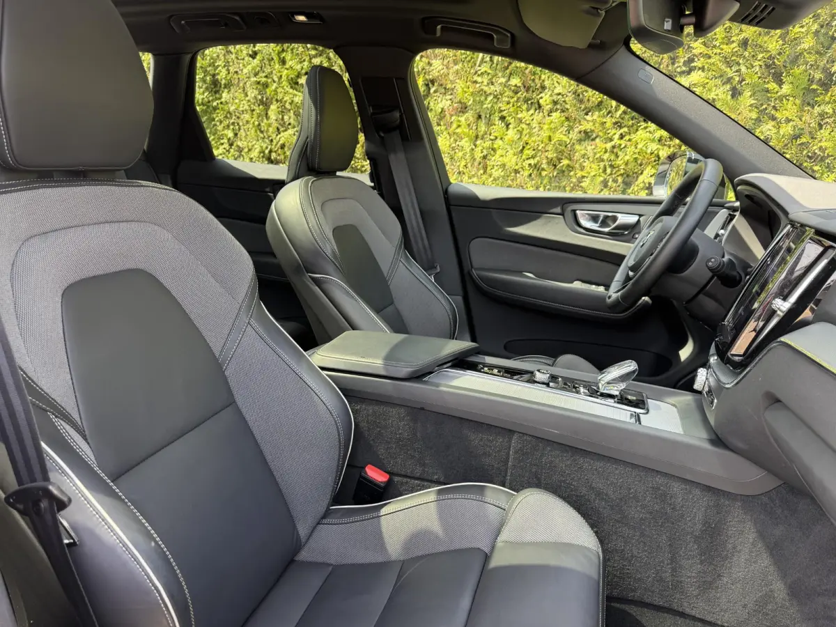 T6 Plug-in hybrid AWD Plus Dark | Blis | Keyless | Pano dak | Elektrische stoelen | AppleCarplay | Stuur en Stoel verwarming | 360 camera | Google |