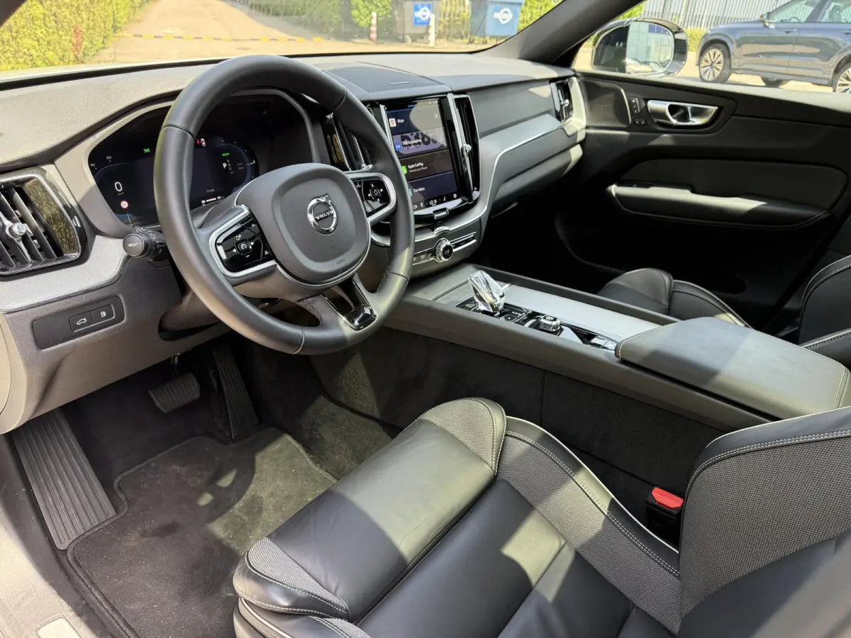 T6 Plug-in hybrid AWD Plus Dark | Blis | Keyless | Pano dak | Elektrische stoelen | AppleCarplay | Stuur en Stoel verwarming | 360 camera | Google |