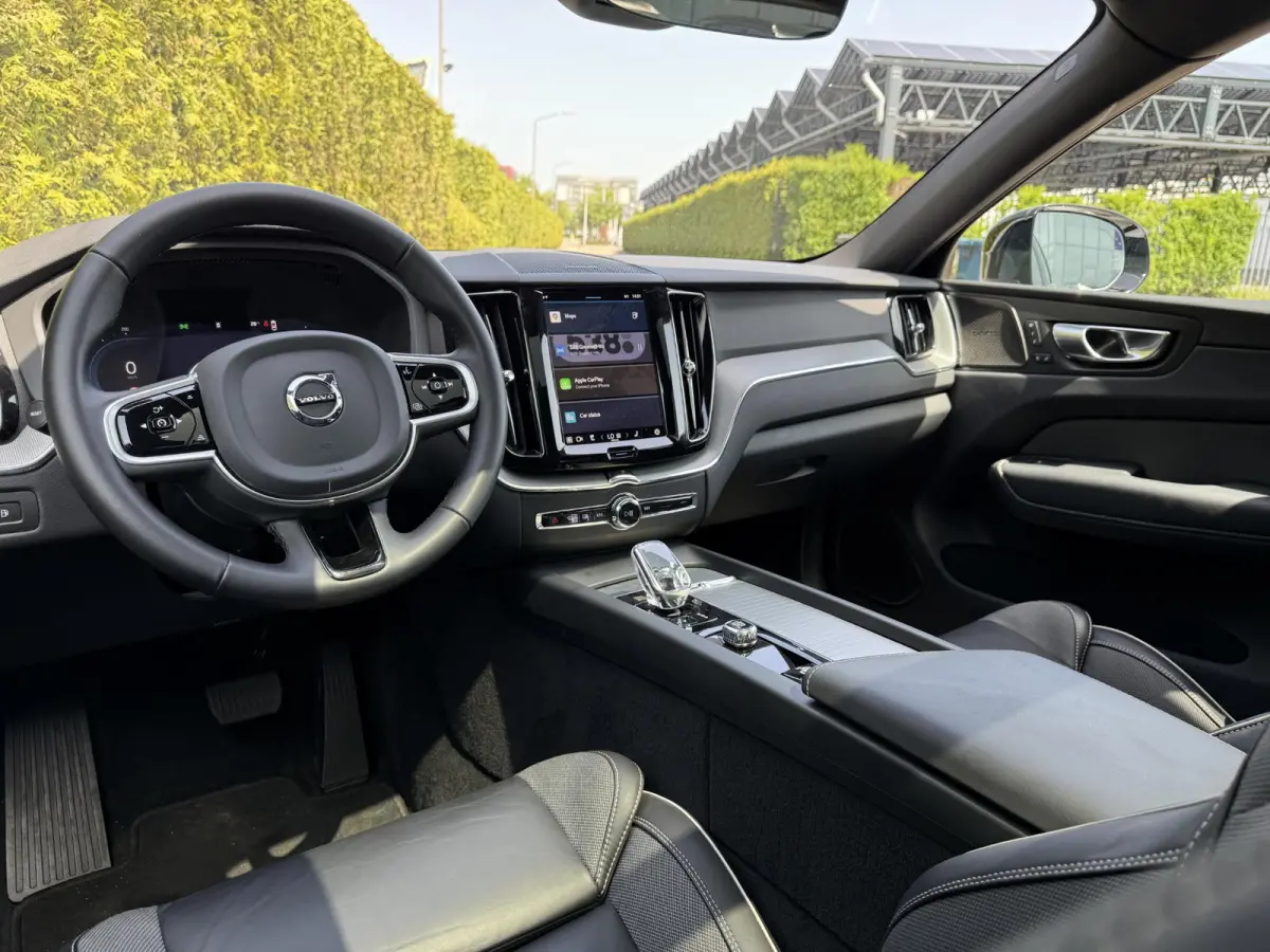 T6 Plug-in hybrid AWD Plus Dark | Blis | Keyless | Pano dak | Elektrische stoelen | AppleCarplay | Stuur en Stoel verwarming | 360 camera | Google |