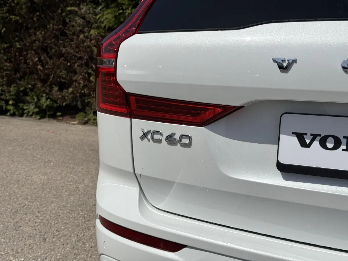 T6 Plug-in hybrid AWD Plus Dark | Blis | Keyless | Pano dak | Elektrische stoelen | AppleCarplay | Stuur en Stoel verwarming | 360 camera | Google |