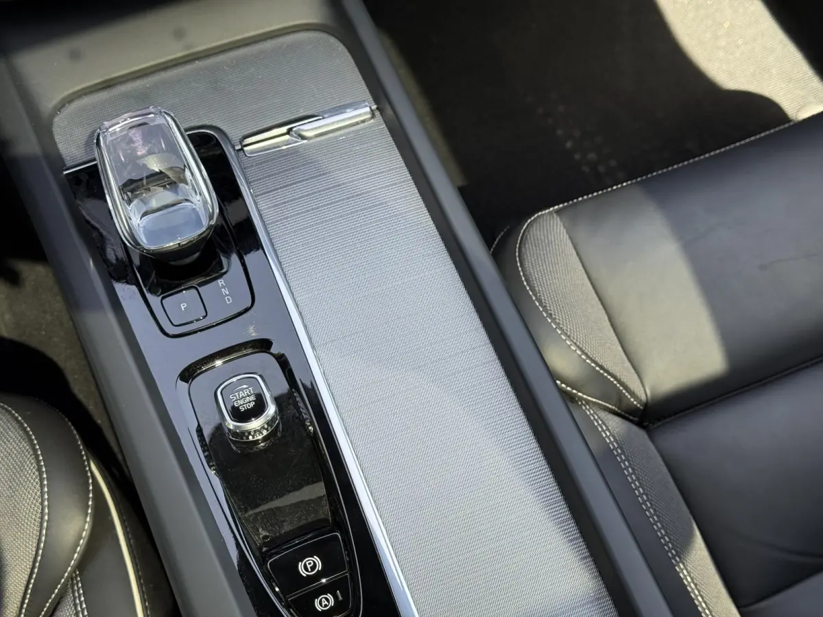T6 Plug-in hybrid AWD Plus Dark | Blis | Keyless | Pano dak | Elektrische stoelen | AppleCarplay | Stuur en Stoel verwarming | 360 camera | Google |
