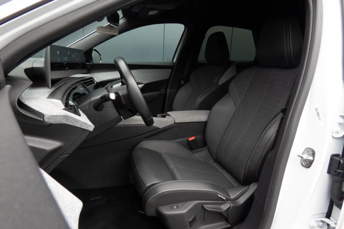 1.2 Hybrid 136 GT | STOELVERWARMING | ACC | STUURWIELVERWARMING | CAMERA | SFEERVERLICHTING