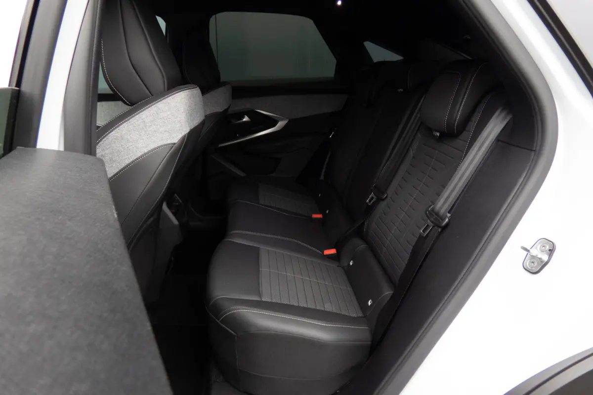 1.2 Hybrid 136 GT | STOELVERWARMING | ACC | STUURWIELVERWARMING | CAMERA | SFEERVERLICHTING