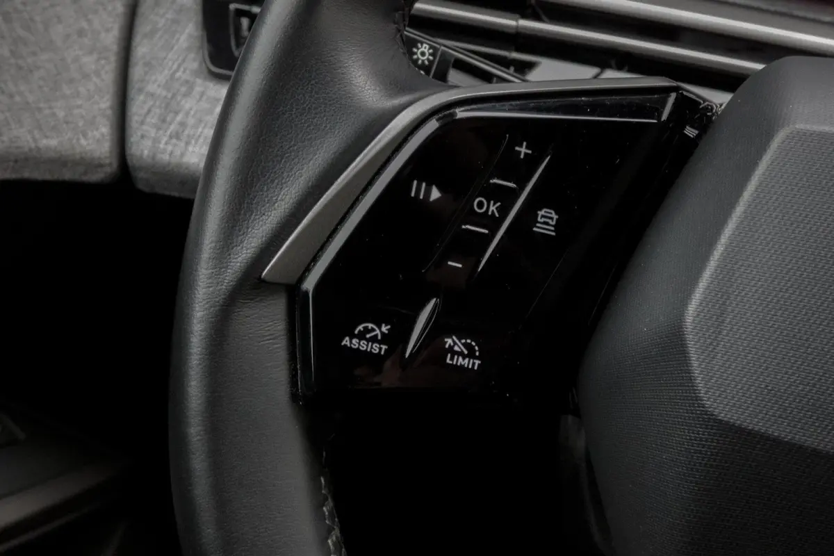 1.2 Hybrid 136 GT | STOELVERWARMING | ACC | STUURWIELVERWARMING | CAMERA | SFEERVERLICHTING