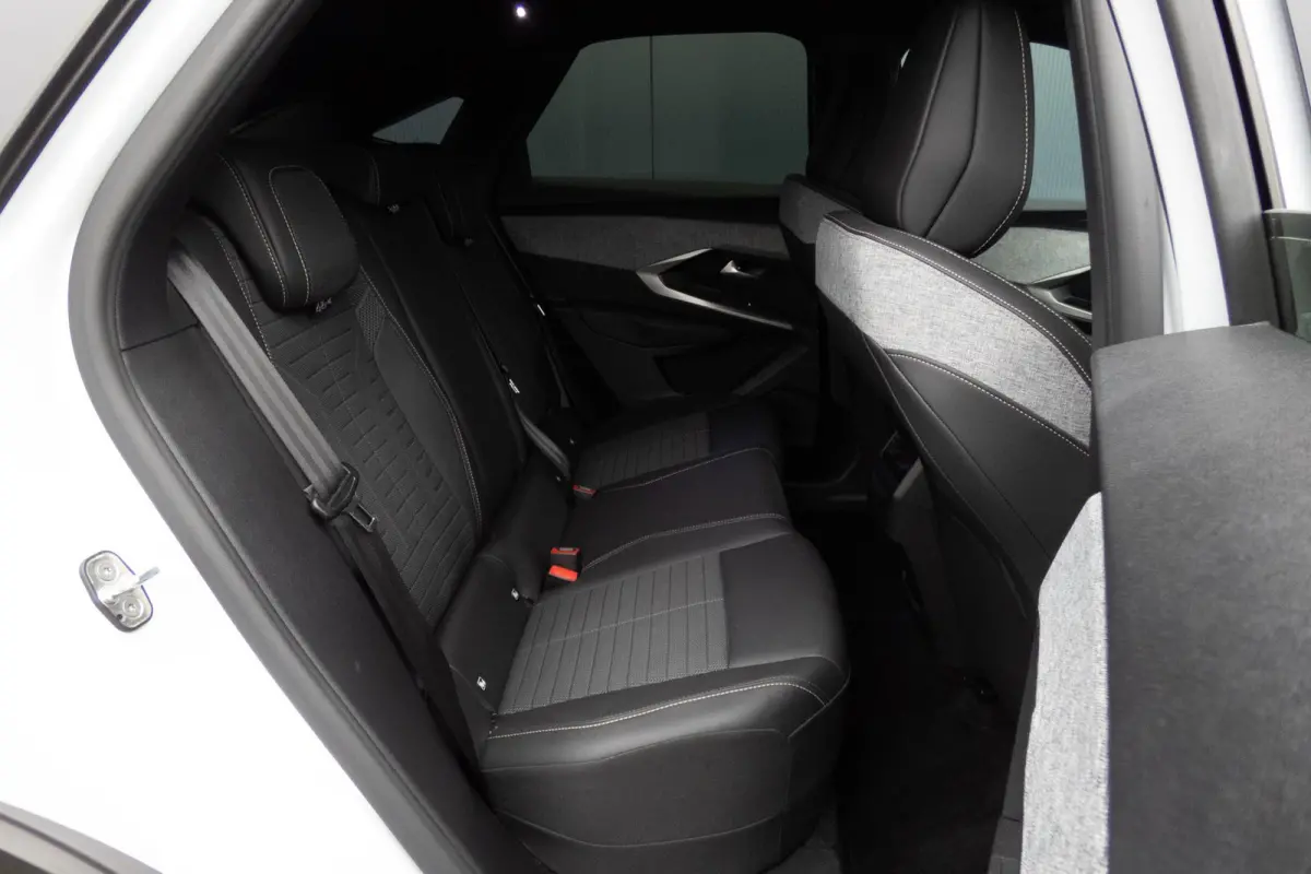 1.2 Hybrid 136 GT | STOELVERWARMING | ACC | STUURWIELVERWARMING | CAMERA | SFEERVERLICHTING