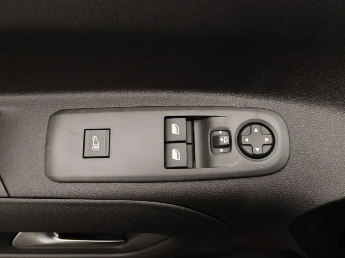 136 L1 50 kWh | Tot 8 jaar garantie | Betimmering | Navi | Camera