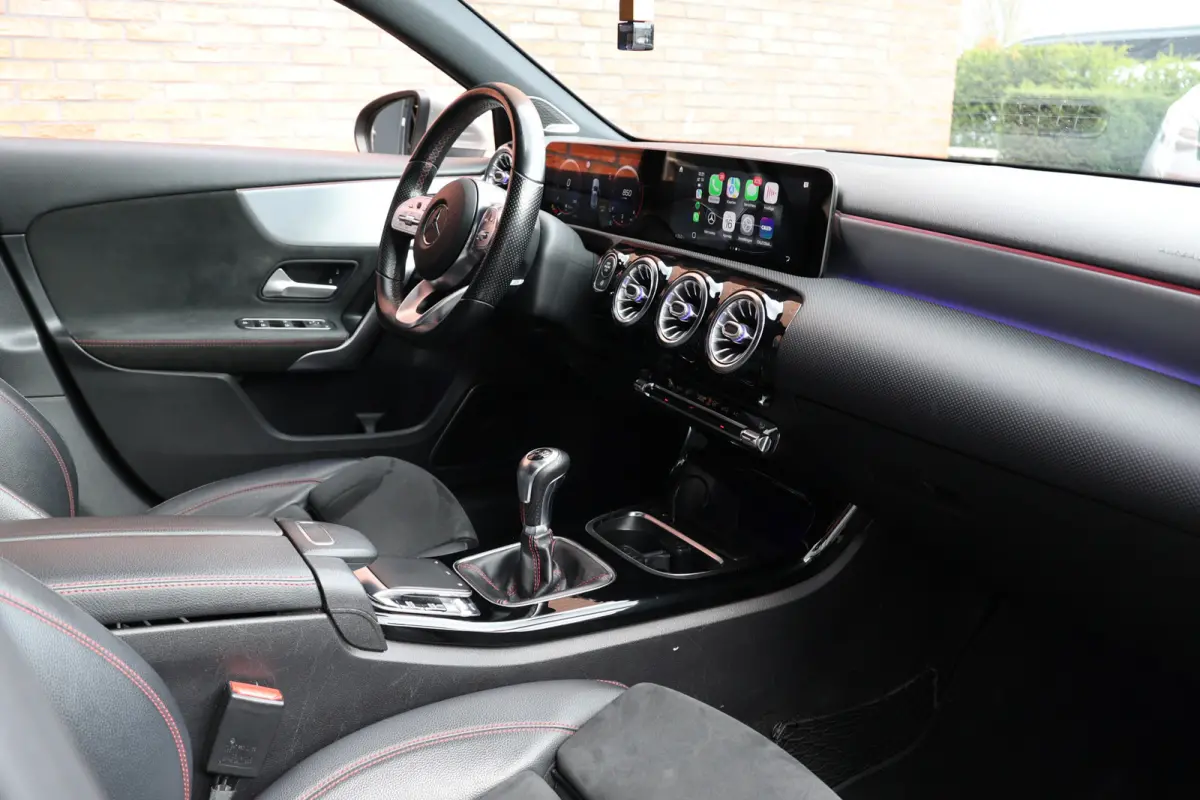 A180 d AMG pakket | Panorama dak | Burmester | Widescreen | Apple Carplay | Sfeerverlichting | Stoelverwarming | Alcantara | 360 PDC | Volledig onderhouden | Distributieriem vervangen