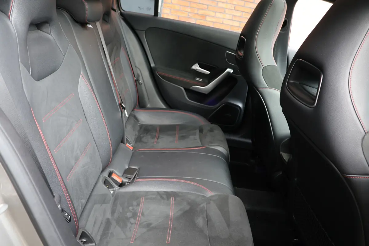 A180 d AMG pakket | Panorama dak | Burmester | Widescreen | Apple Carplay | Sfeerverlichting | Stoelverwarming | Alcantara | 360 PDC | Volledig onderhouden | Distributieriem vervangen