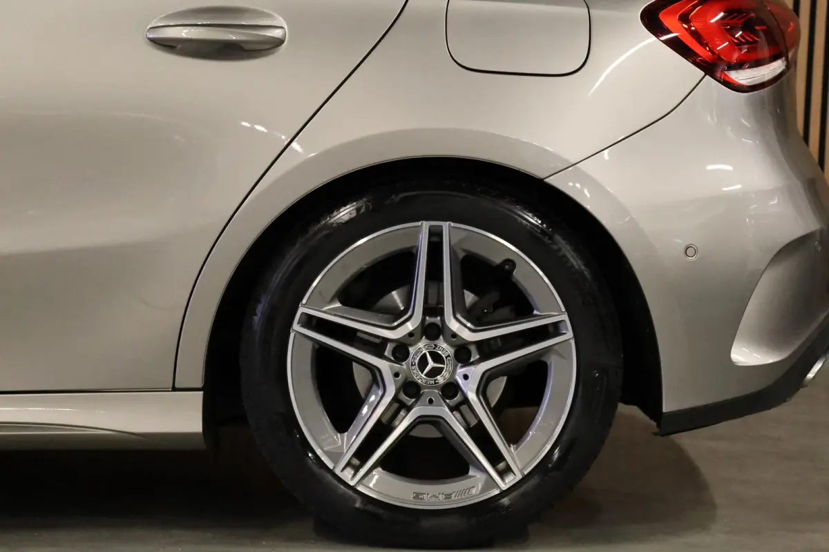 A180 d AMG pakket | Panorama dak | Burmester | Widescreen | Apple Carplay | Sfeerverlichting | Stoelverwarming | Alcantara | 360 PDC | Volledig onderhouden | Distributieriem vervangen