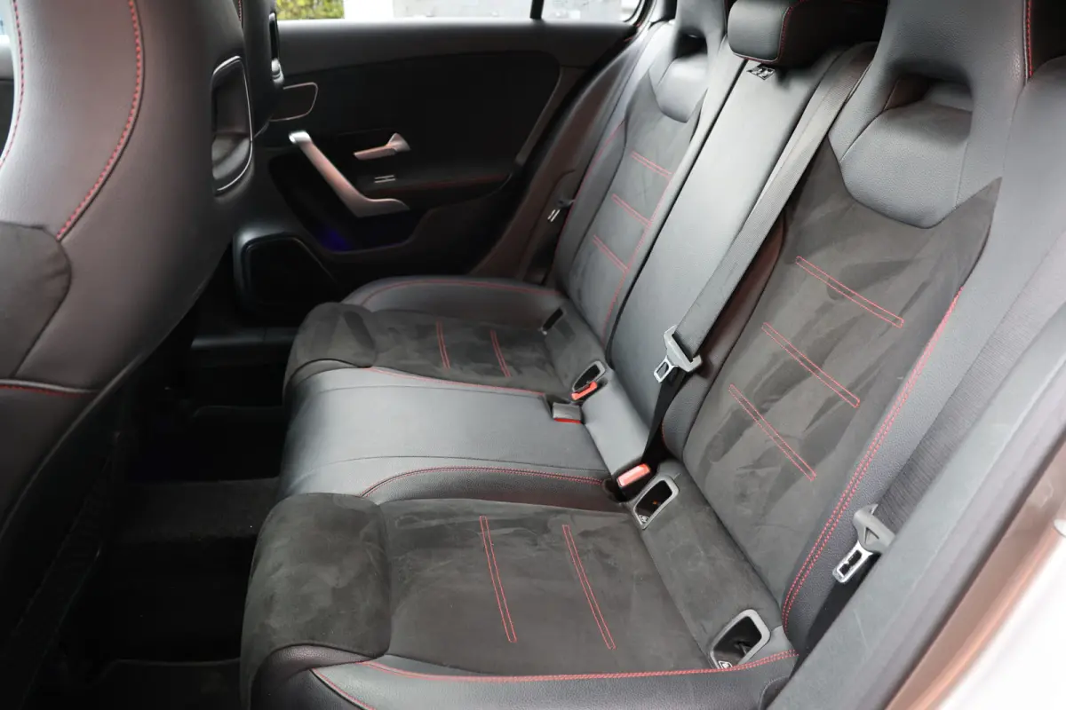 A180 d AMG pakket | Panorama dak | Burmester | Widescreen | Apple Carplay | Sfeerverlichting | Stoelverwarming | Alcantara | 360 PDC | Volledig onderhouden | Distributieriem vervangen