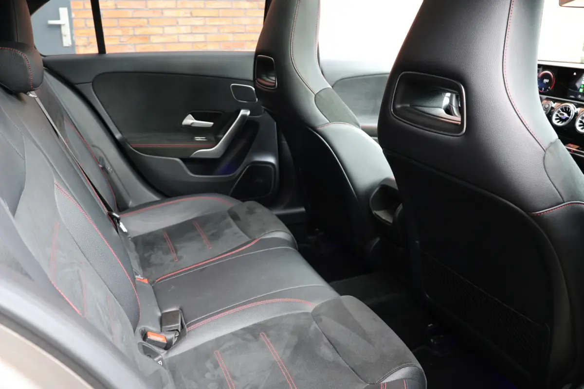 A180 d AMG pakket | Panorama dak | Burmester | Widescreen | Apple Carplay | Sfeerverlichting | Stoelverwarming | Alcantara | 360 PDC | Volledig onderhouden | Distributieriem vervangen