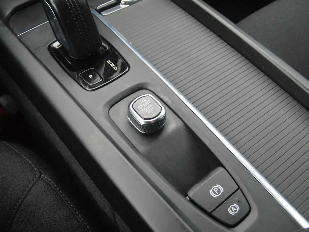 2.0 B3 Momentum Advantage | Camera | Trekhaak | Apple Carplay | Cruise Control |