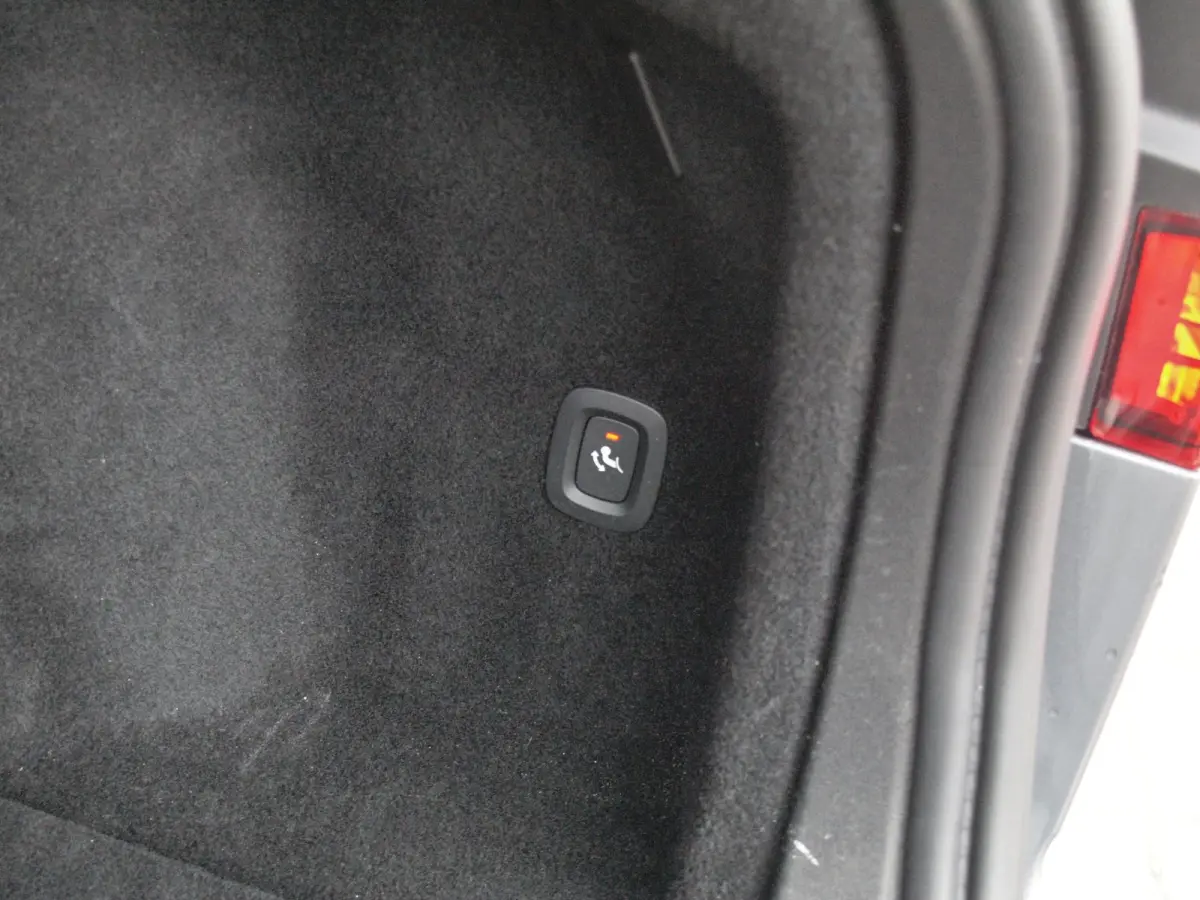 2.0 B3 Momentum Advantage | Camera | Trekhaak | Apple Carplay | Cruise Control |