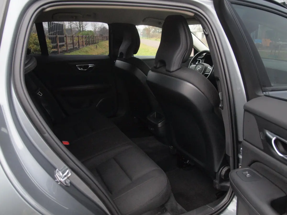 2.0 B3 Momentum Advantage | Camera | Trekhaak | Apple Carplay | Cruise Control |