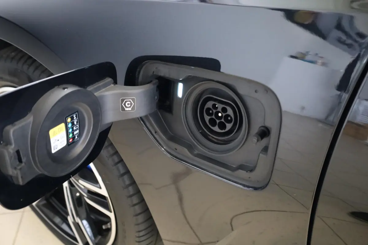 330e | M Sport Pro | Elektrisch Verstelbare Stoelen | Camera | Comfort Access | Parkeersensoren Voor en Achter| HiFi Systeem | Adaptive LED Koplampen