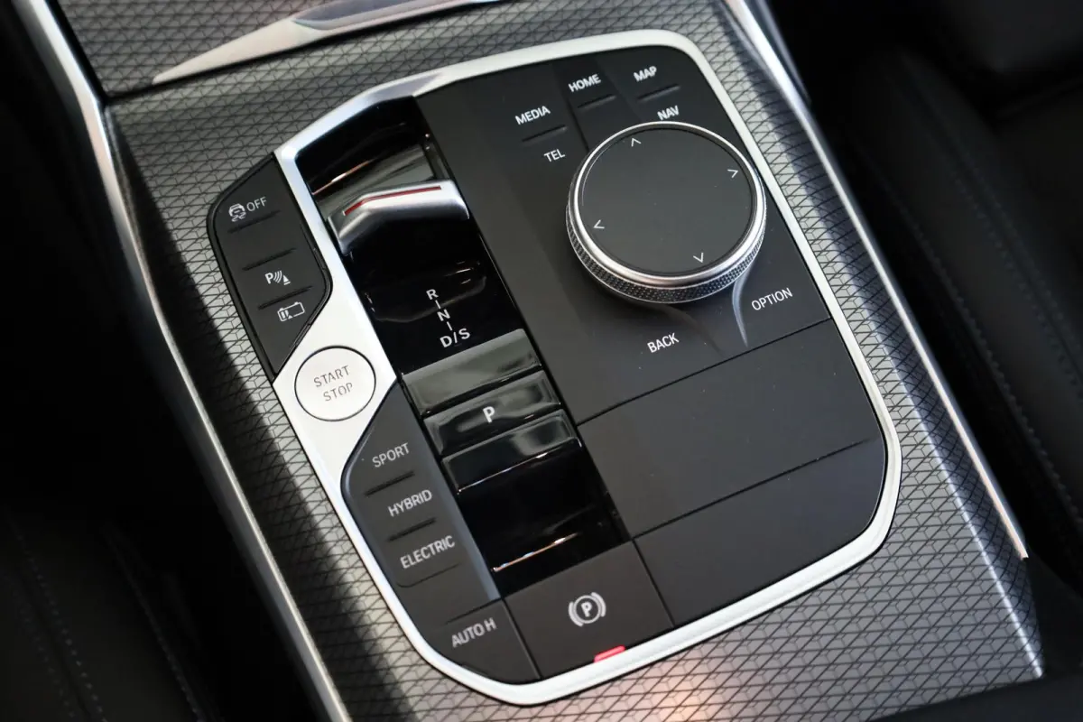 330e | M Sport Pro | Elektrisch Verstelbare Stoelen | Camera | Comfort Access | Parkeersensoren Voor en Achter| HiFi Systeem | Adaptive LED Koplampen