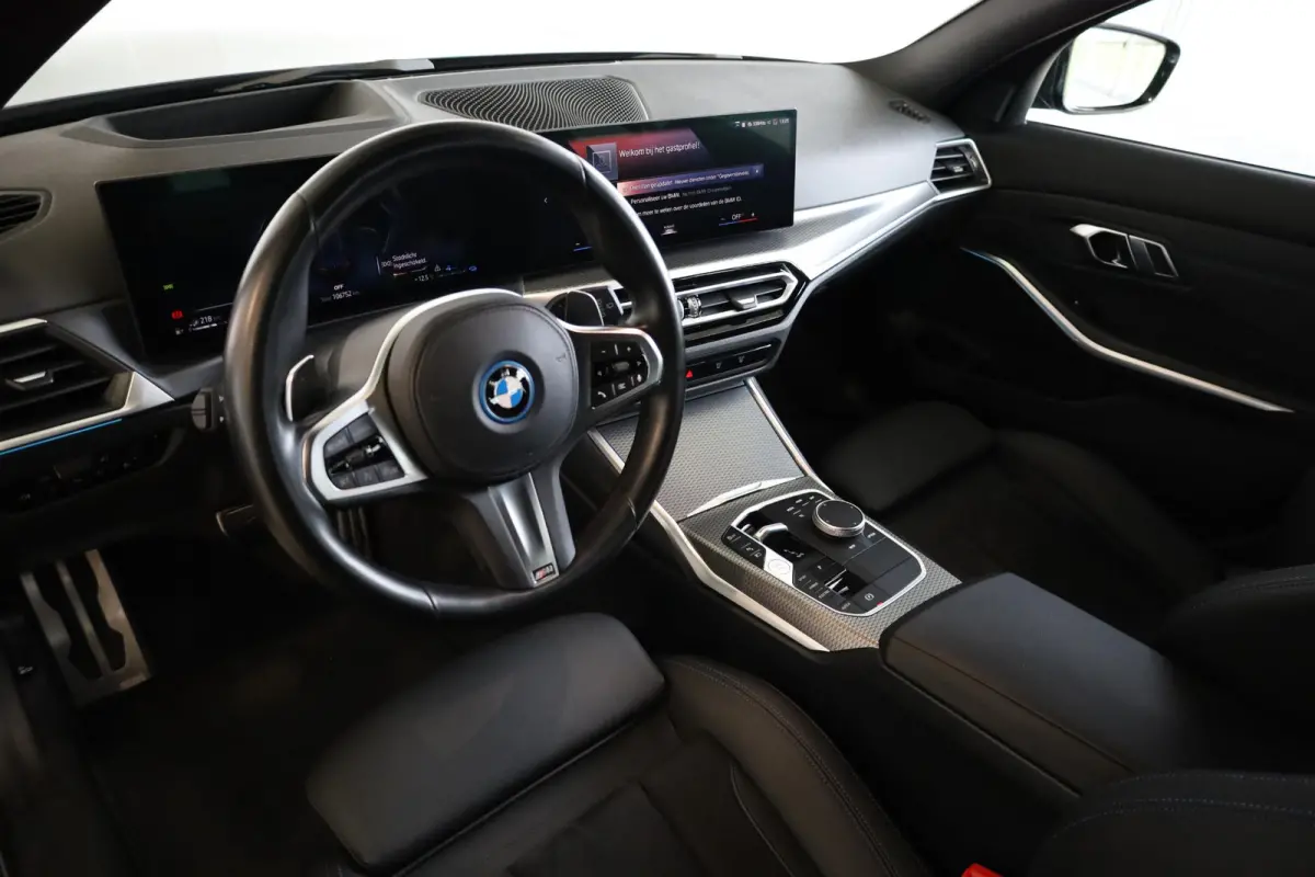 330e | M Sport Pro | Elektrisch Verstelbare Stoelen | Camera | Comfort Access | Parkeersensoren Voor en Achter| HiFi Systeem | Adaptive LED Koplampen