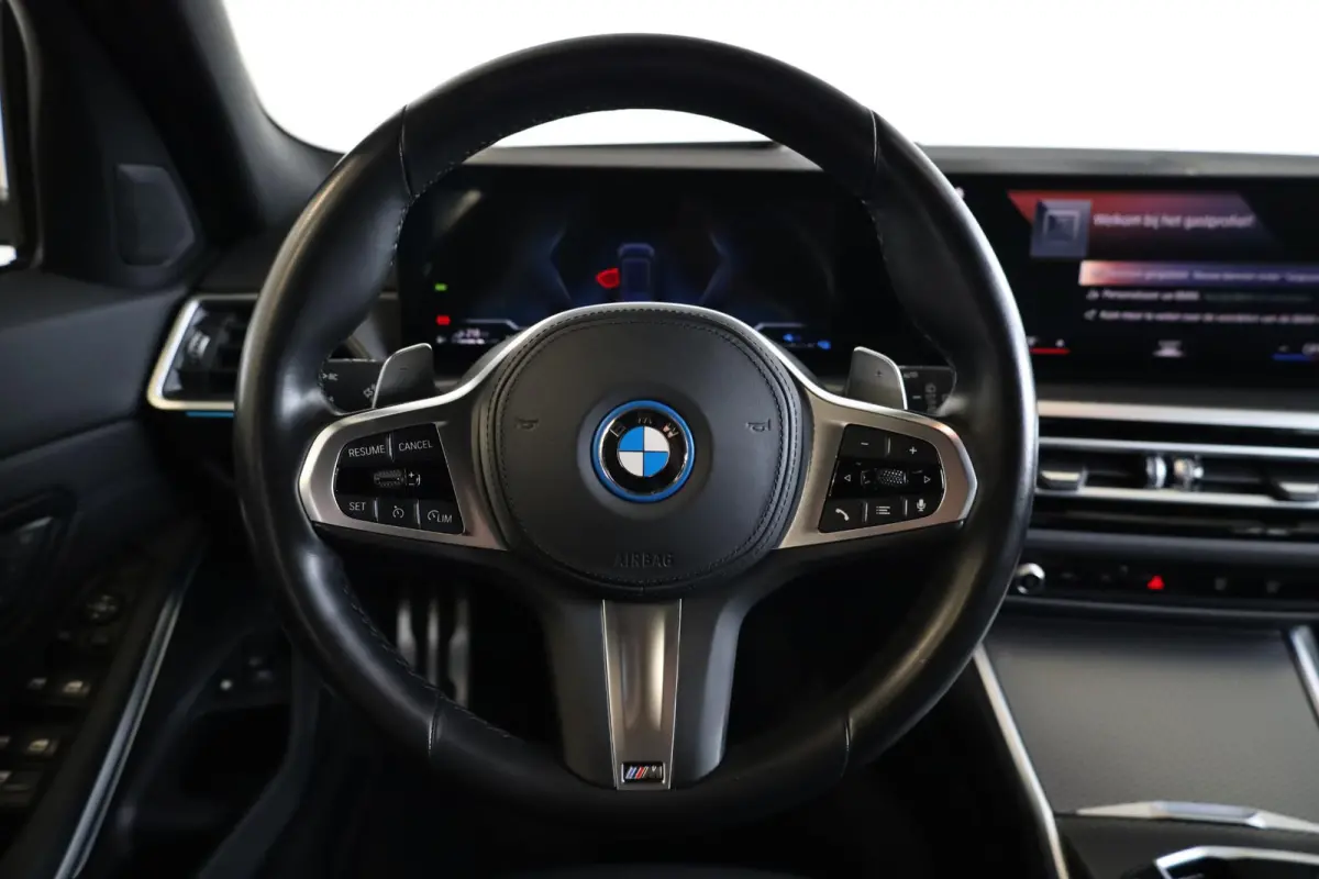 330e | M Sport Pro | Elektrisch Verstelbare Stoelen | Camera | Comfort Access | Parkeersensoren Voor en Achter| HiFi Systeem | Adaptive LED Koplampen