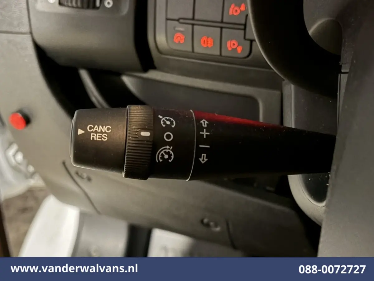 2.2 BlueHDi 141pk Bakwagen 436cm Lang Laadklep Euro6 Airco | Cruisecontrol | 1055kg laadvermogen Bijrijdersbank
