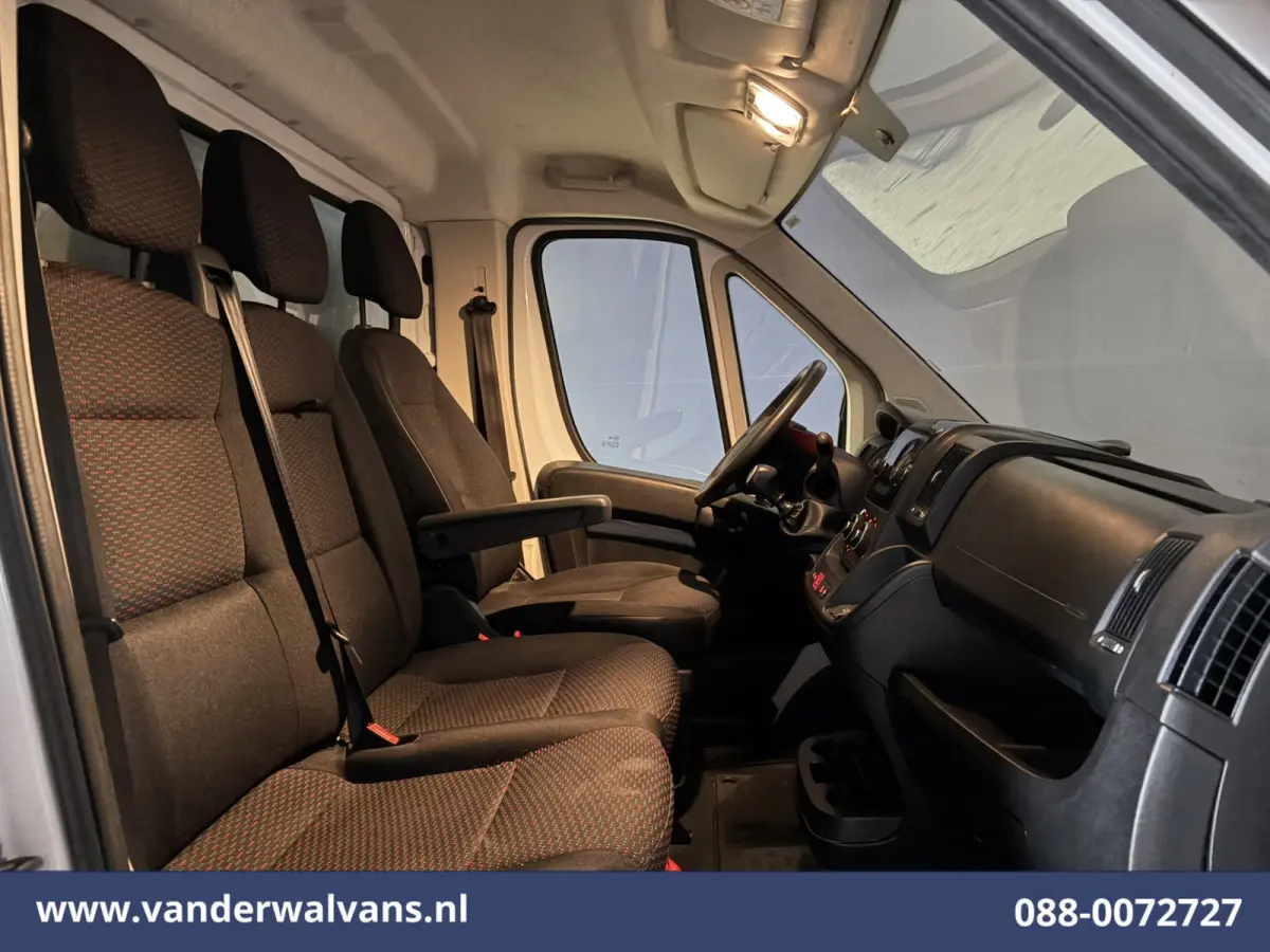 2.2 BlueHDi 141pk Bakwagen 436cm Lang Laadklep Euro6 Airco | Cruisecontrol | 1055kg laadvermogen Bijrijdersbank