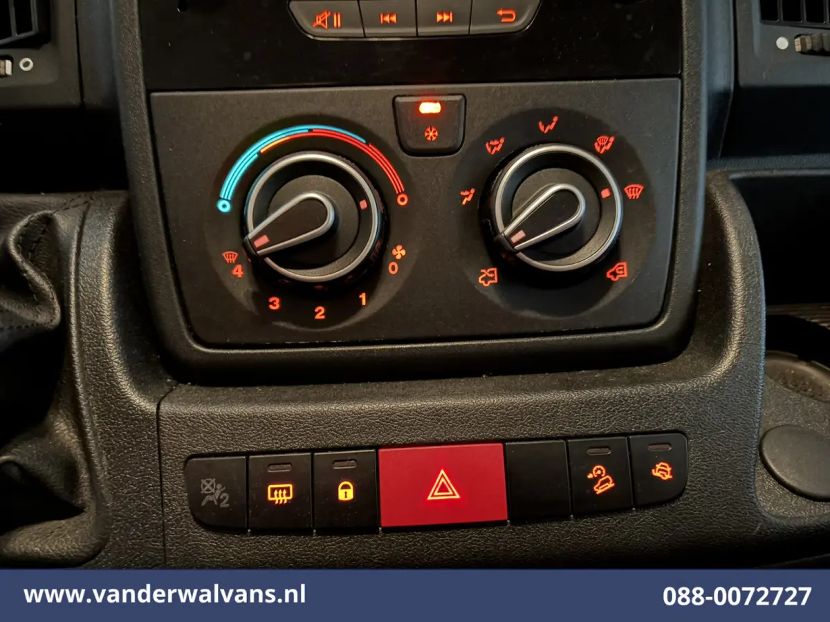 2.2 BlueHDi 141pk Bakwagen 436cm Lang Laadklep Euro6 Airco | Cruisecontrol | 1055kg laadvermogen Bijrijdersbank