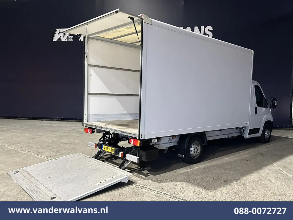 2.2 BlueHDi 141pk Bakwagen 436cm Lang Laadklep Euro6 Airco | Cruisecontrol | 1055kg laadvermogen Bijrijdersbank