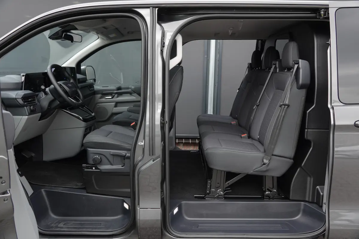 L2H1 Dubbel Cabine 2.5PHEV 233Pk Aut. | Limited | Plug In Hybrid | 360° Camera | 2x Schuifdeur | Spoilerpack | 19'' | Magnetic Grey
