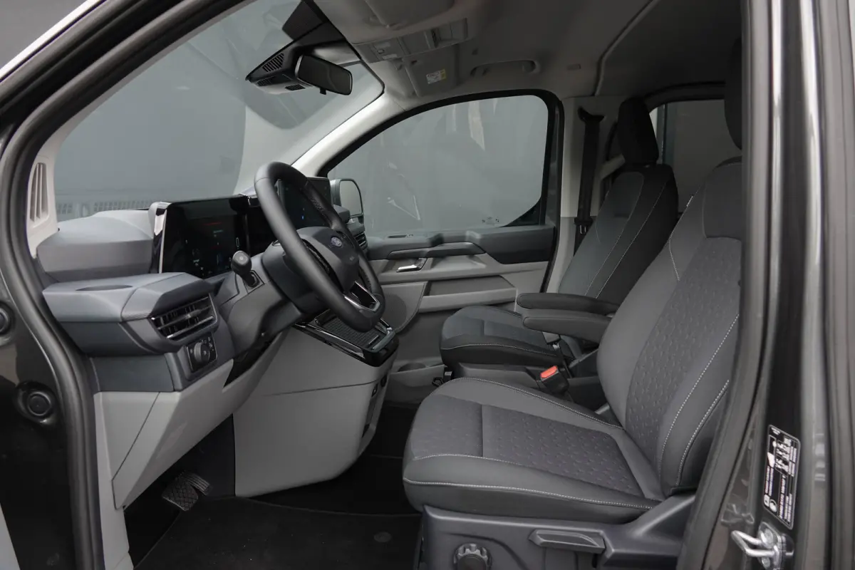 L2H1 Dubbel Cabine 2.5PHEV 233Pk Aut. | Limited | Plug In Hybrid | 360° Camera | 2x Schuifdeur | Spoilerpack | 19'' | Magnetic Grey