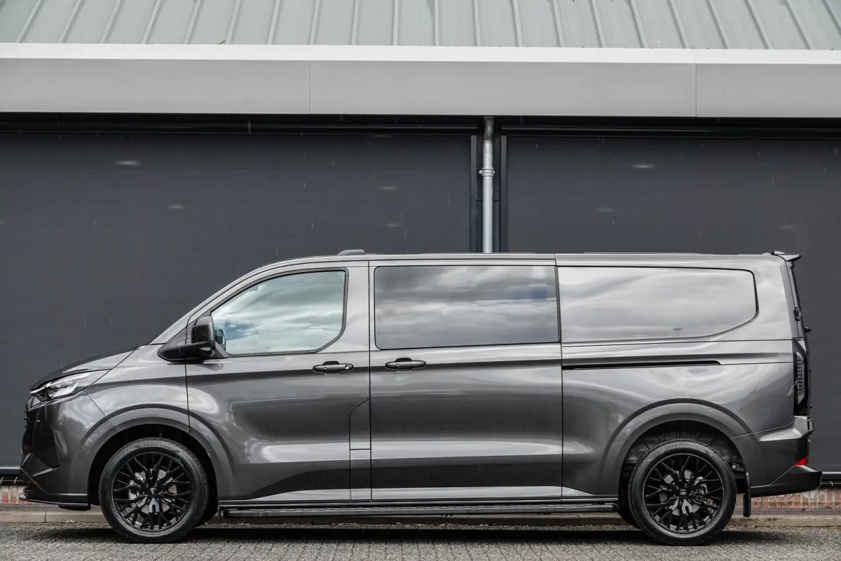 L2H1 Dubbel Cabine 2.5PHEV 233Pk Aut. | Limited | Plug In Hybrid | 360° Camera | 2x Schuifdeur | Spoilerpack | 19'' | Magnetic Grey