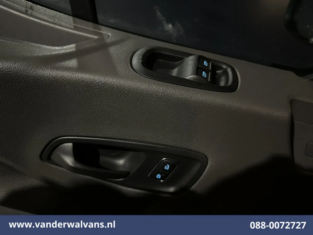 2.0 TDCI 161pk Bakwagen Laadklep Euro6 Airco | Cruisecontrol | Verwarmde voorruit | 1040kg laadvermogen Bijrijdersbank