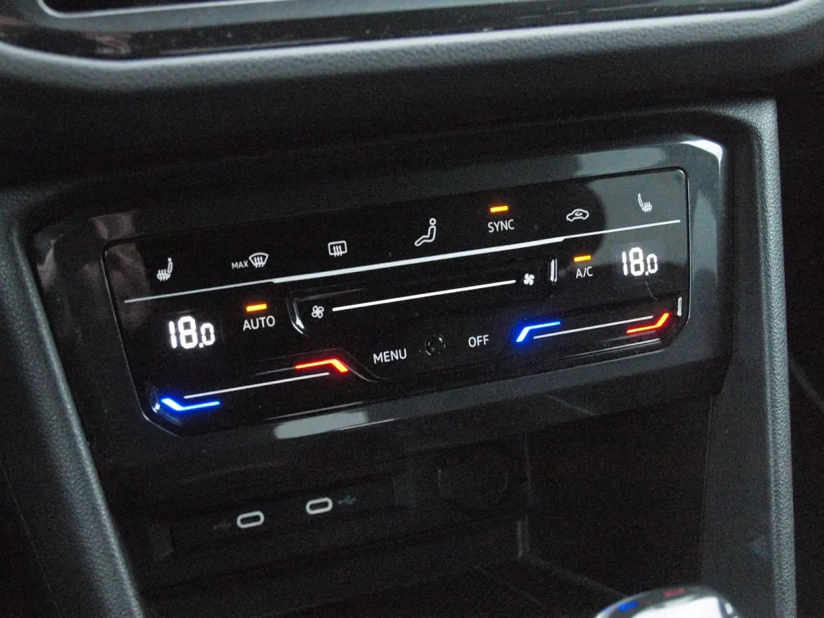 1.5 TSI R-Line Business+ | Black Style | Sfeerverlichting | Leer | Virtual Cockpit | Apple Carplay | NL-Auto |