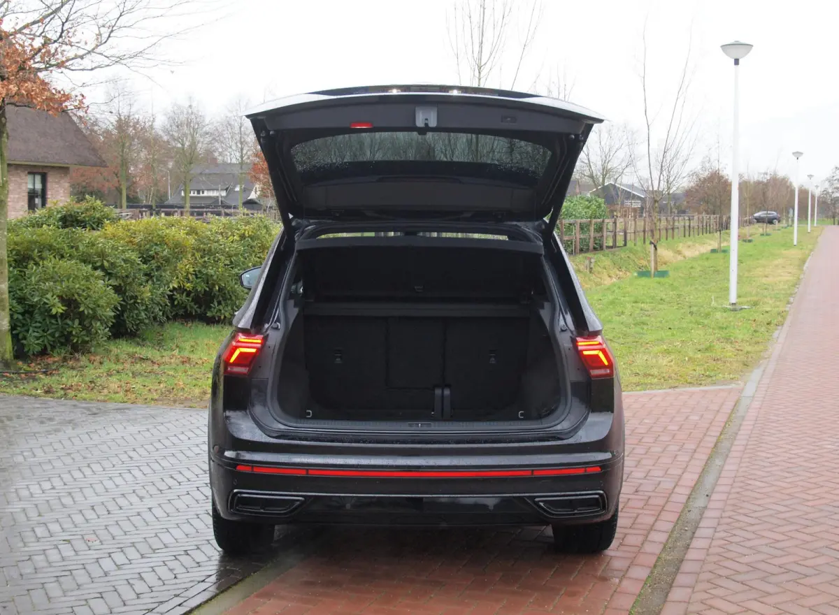 1.5 TSI R-Line Business+ | Black Style | Sfeerverlichting | Leer | Virtual Cockpit | Apple Carplay | NL-Auto |
