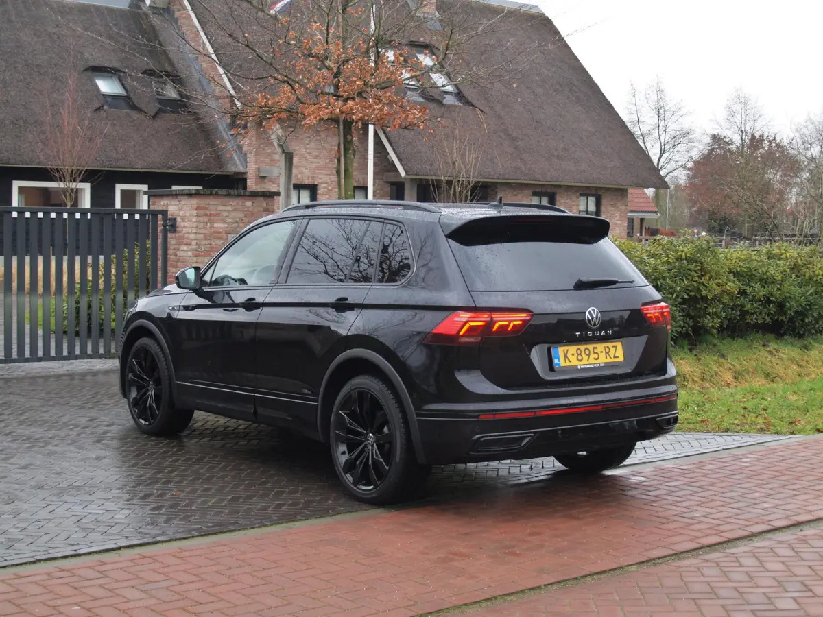 1.5 TSI R-Line Business+ | Black Style | Sfeerverlichting | Leer | Virtual Cockpit | Apple Carplay | NL-Auto |