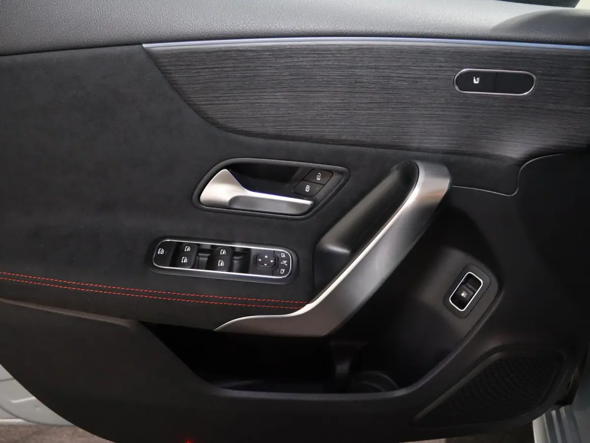 250e Star Edition AMG Line | Multibeam | Panoramaschuifdak | Night | Stoelverwarming | Achteruitrijcamera | Apple Carplay/Android Auto |