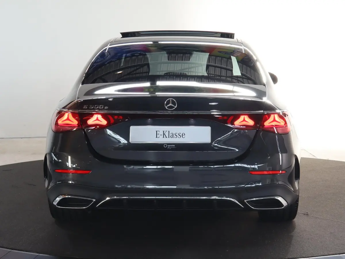 300e Sport Edition | Premium Plus pakket | Panoramaschuifdak | Superscreen | Nightpakket | Rijassistentiepakket Plus | Stoelventilatie | Head-up display | Luchtvering |