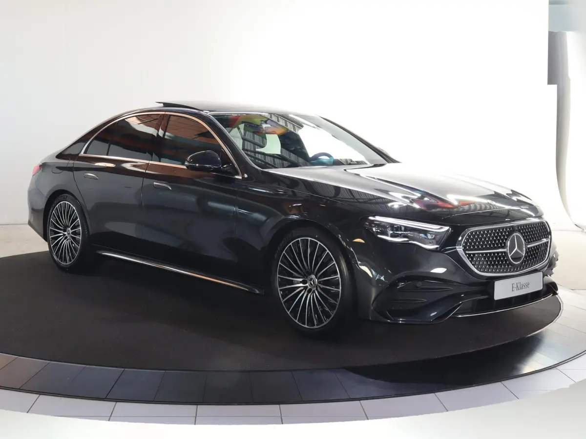 300e Sport Edition | Premium Plus pakket | Panoramaschuifdak | Superscreen | Nightpakket | Rijassistentiepakket Plus | Stoelventilatie | Head-up display | Luchtvering |