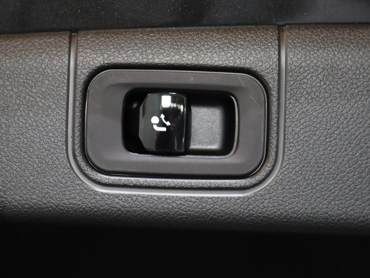 300e Sport Edition | Premium Plus pakket | Panoramaschuifdak | Superscreen | Nightpakket | Rijassistentiepakket Plus | Stoelventilatie | Head-up display | Luchtvering |