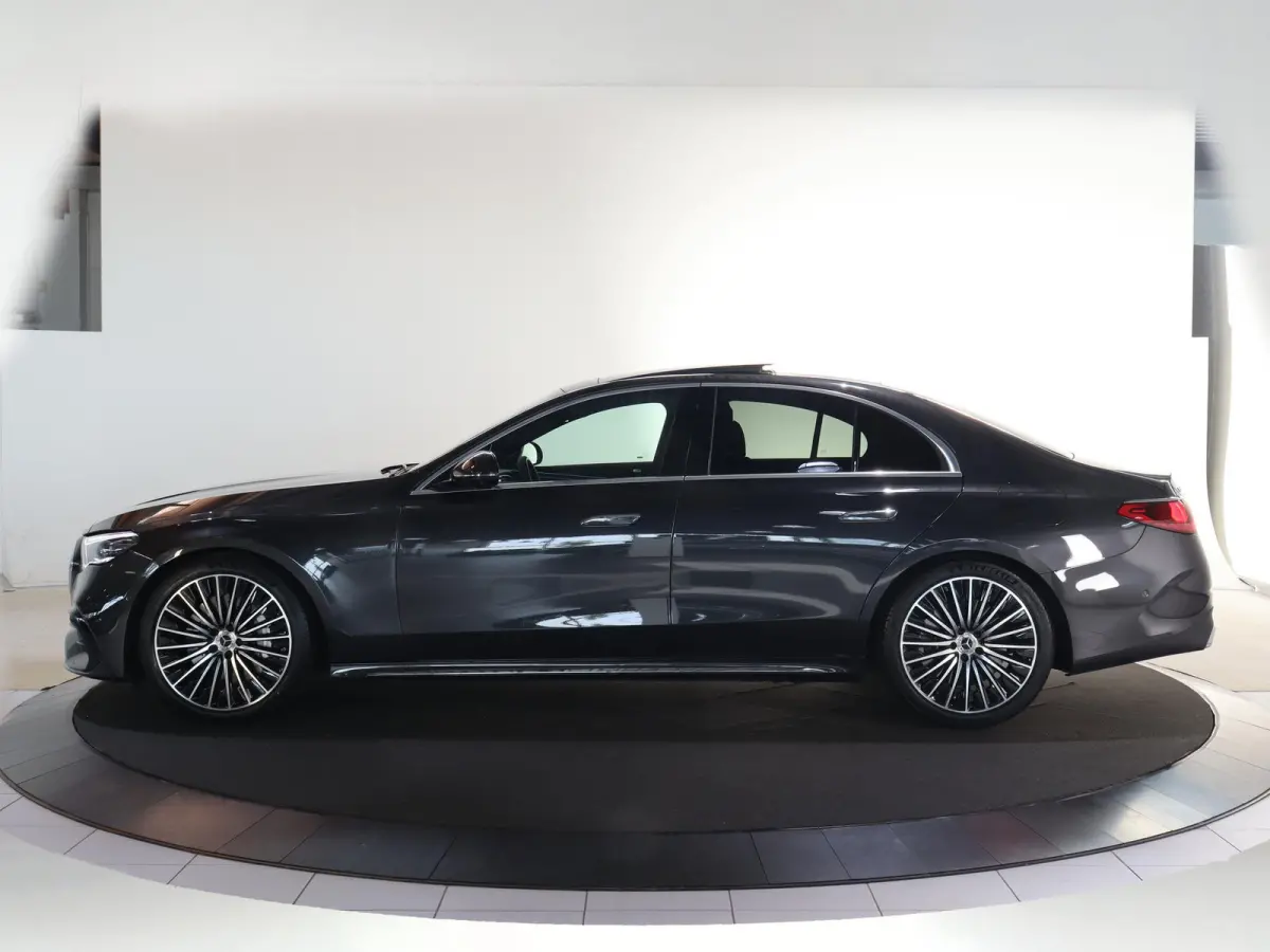 300e Sport Edition | Premium Plus pakket | Panoramaschuifdak | Superscreen | Nightpakket | Rijassistentiepakket Plus | Stoelventilatie | Head-up display | Luchtvering |