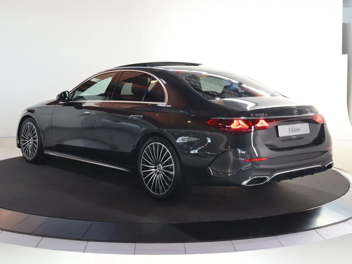 300e Sport Edition | Premium Plus pakket | Panoramaschuifdak | Superscreen | Nightpakket | Rijassistentiepakket Plus | Stoelventilatie | Head-up display | Luchtvering |