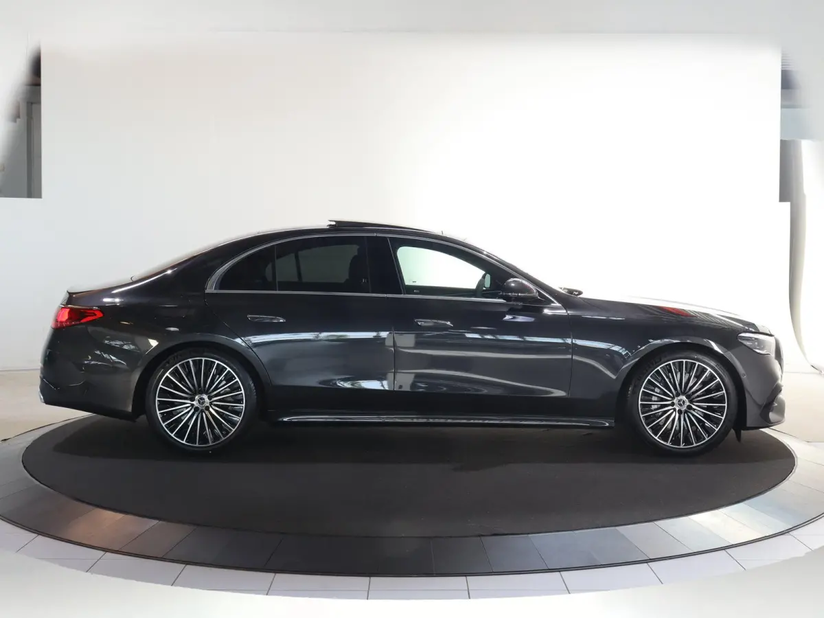 300e Sport Edition | Premium Plus pakket | Panoramaschuifdak | Superscreen | Nightpakket | Rijassistentiepakket Plus | Stoelventilatie | Head-up display | Luchtvering |